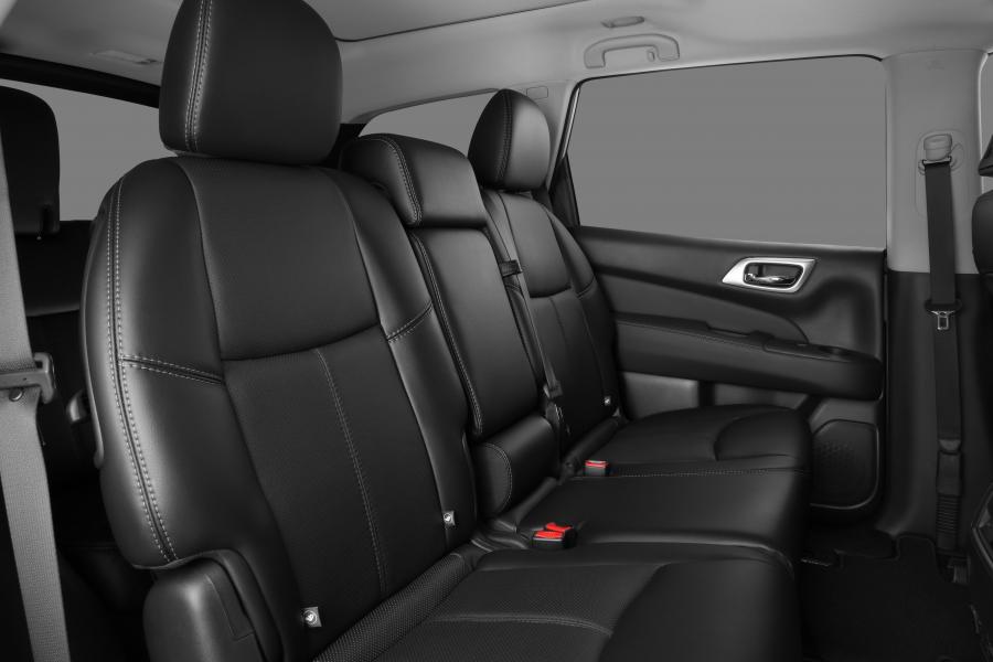 Интерьер Nissan Pathfinder 2017 года  (LA) (фото 2 из 32)